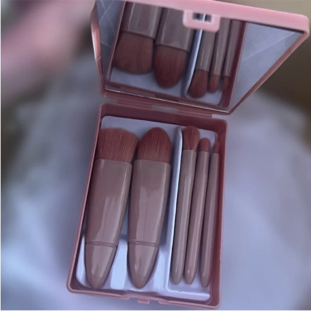 Travel Makeup Brush Set In Mirrored Compact Case, 5 Brush Mini Travel Set